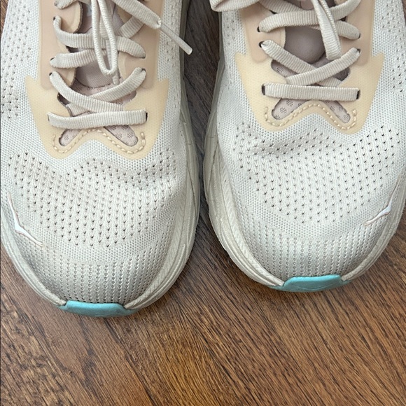 Hoka Women's Arahi 7 Pink/Cream Running Shoes with Light Blue Toe Accent - Picture 4 of 6